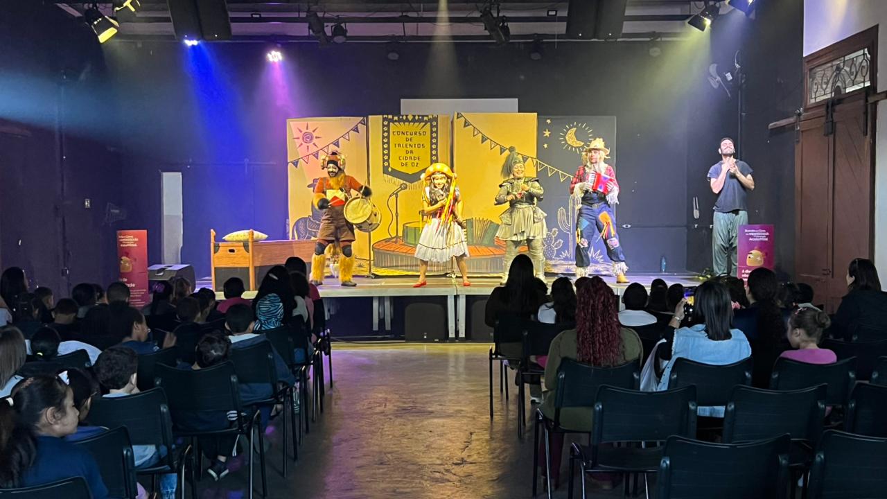 Estudantes acompanham musical “Maria Bonita na Cidade de Oz” em Santos Dumont